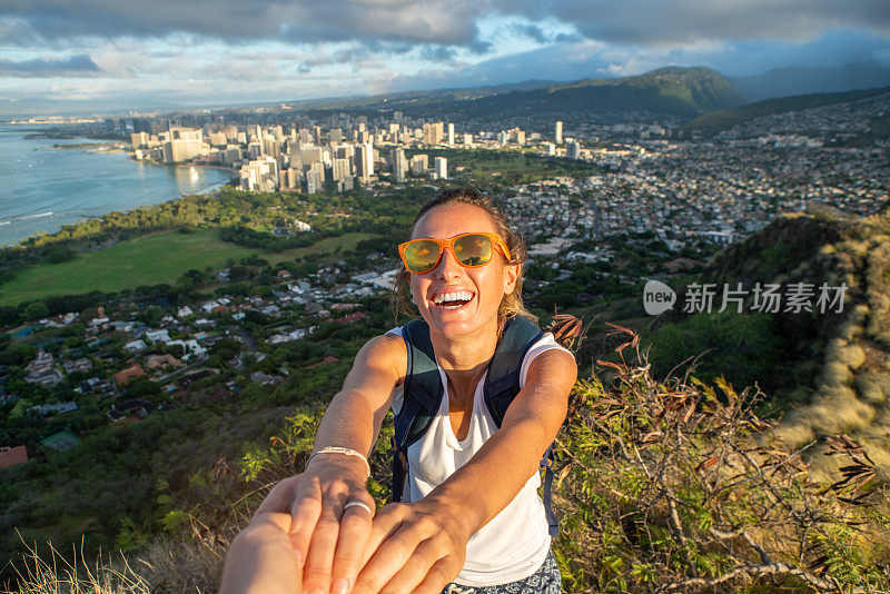 跟我来概念，女人带领男友到火山山顶俯瞰美国夏威夷檀香山城市