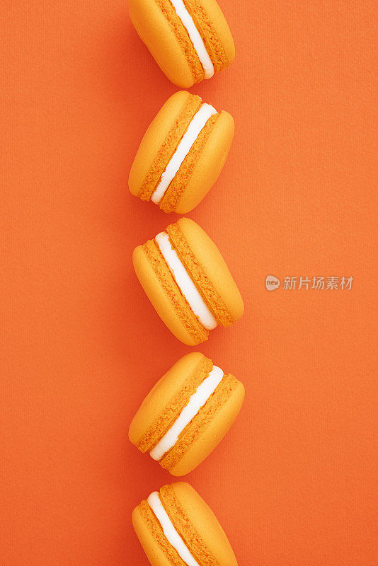橙色的蛋白杏仁饼排成一排