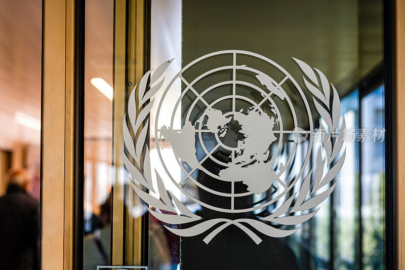 联合国的标志挂在万国宫的大门上