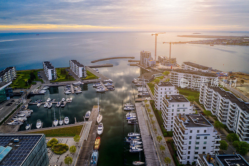 哥本哈根城市景观:海边的现代建筑