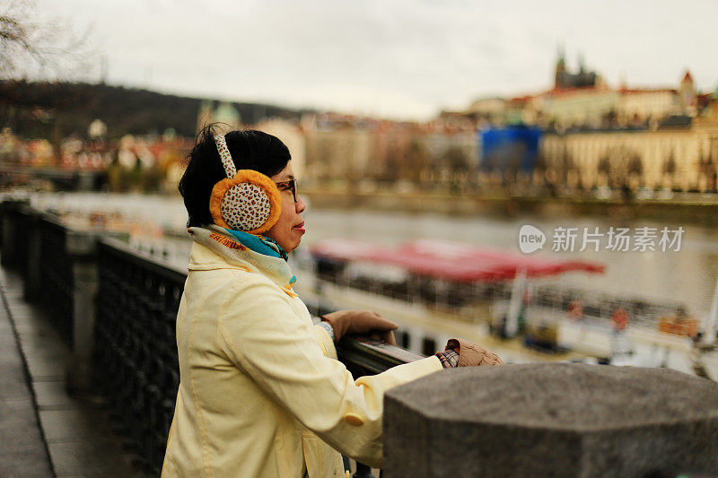 亚洲女性旅行者在布拉格老城享受秋天的季节