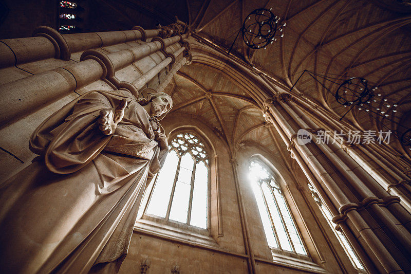 英国阿伦德尔大教堂的耶稣基督雕像