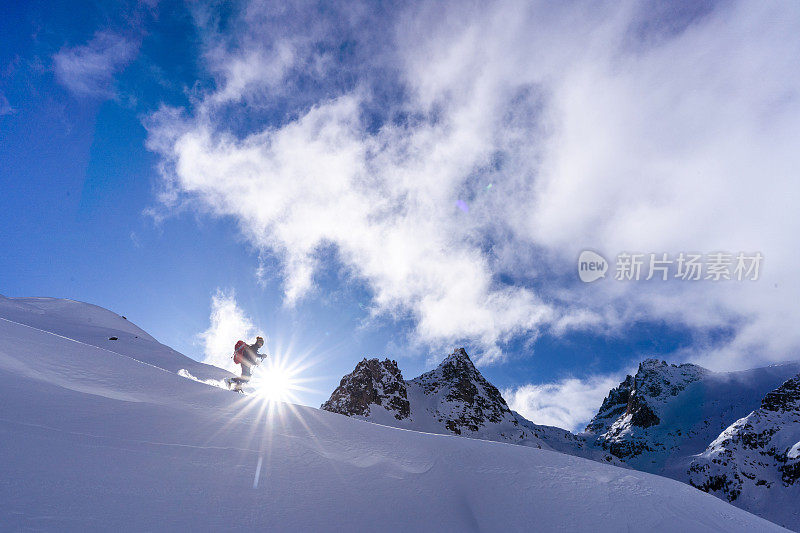 滑雪登山运动员攀登积雪的山脊线