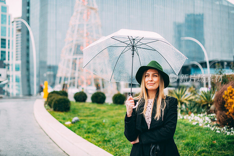 雨中带伞的都市女人