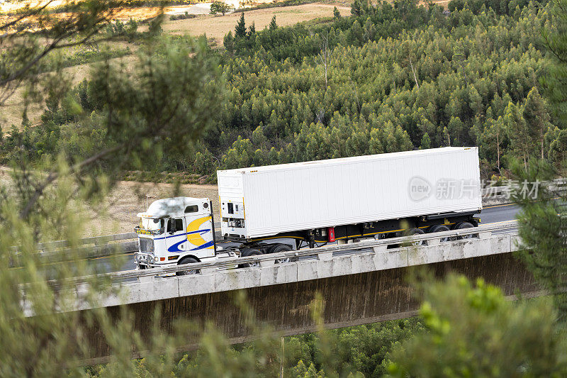 南非一座桥上货运卡车的侧视图