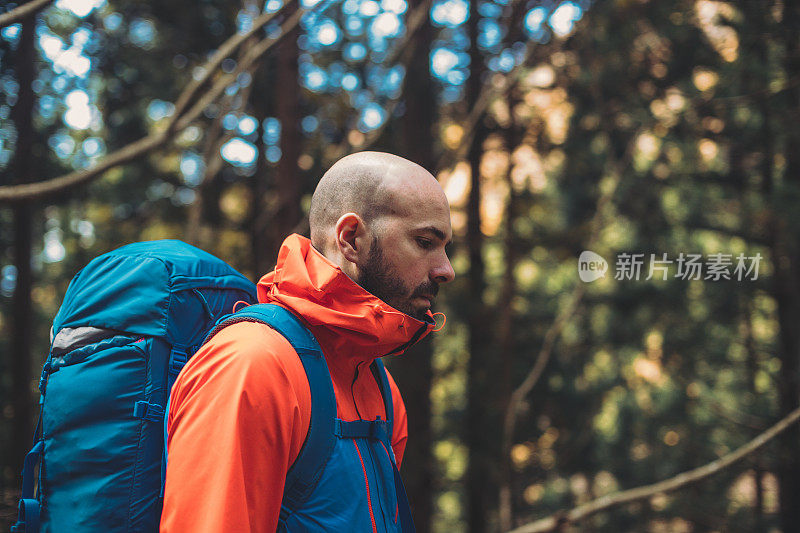 一名男子在日本森林里徒步旅行