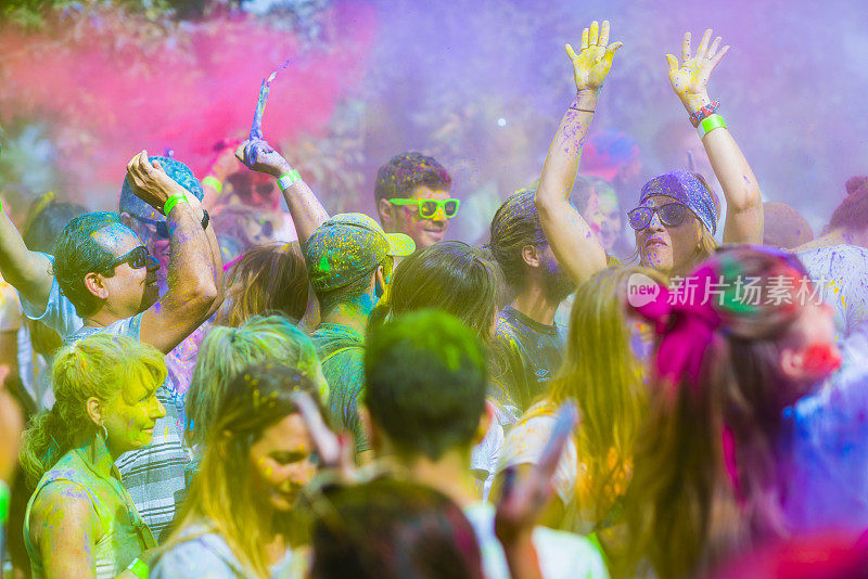 人们在蒙特利尔的霍洛格公园投掷彩色粉末庆祝胡里节