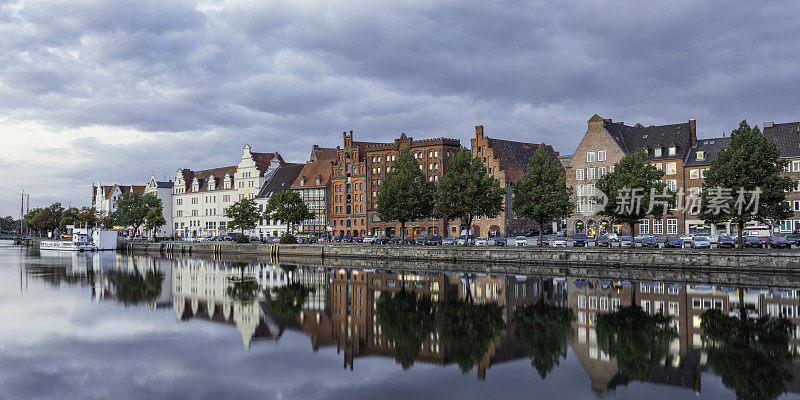 傍晚在Lübeck河边