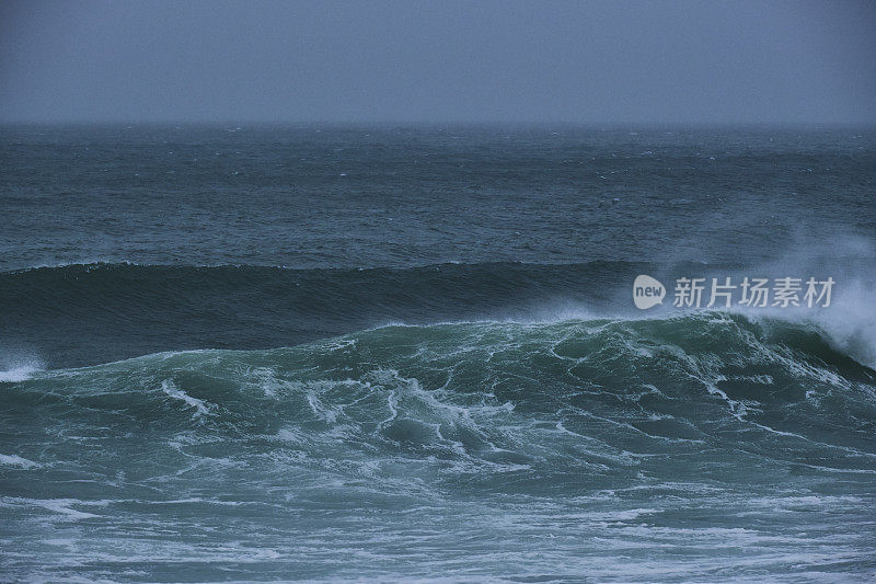 秋日，康沃尔纽基菲斯特拉海滩上的巨浪。