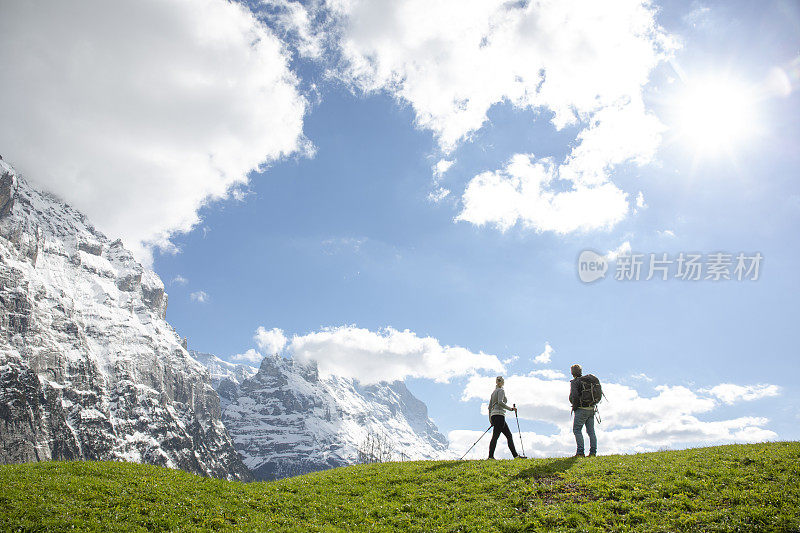 徒步旅行的情侣在高山环境中放松
