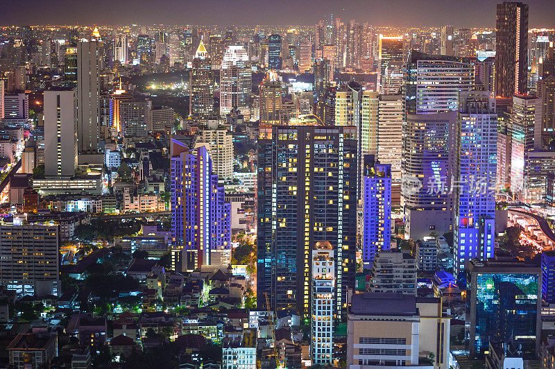 全景城市景观商业区在沙盘他信，silom，沙吞和湄南河，曼谷，泰国)从高空看高楼黄昏