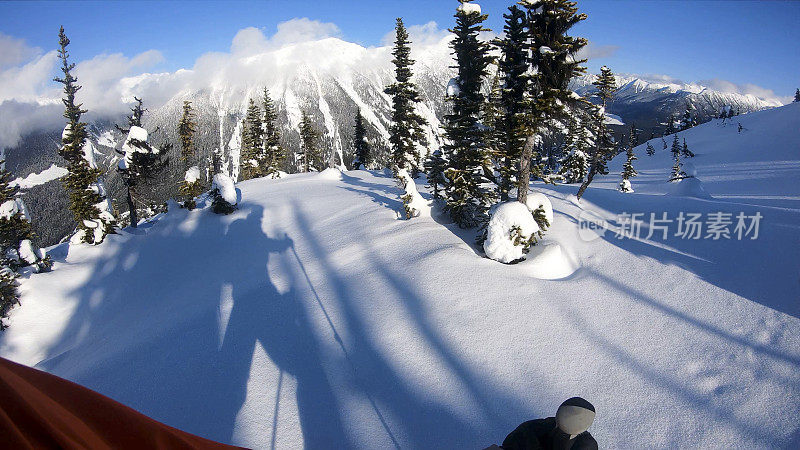 山地滑雪运动员攀登高山的第一人称视角