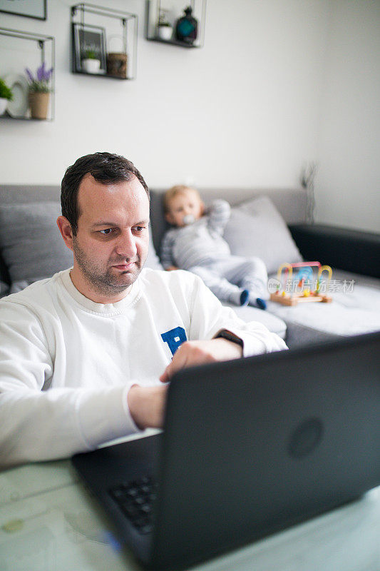 忙碌的爸爸和宝宝在电脑上工作