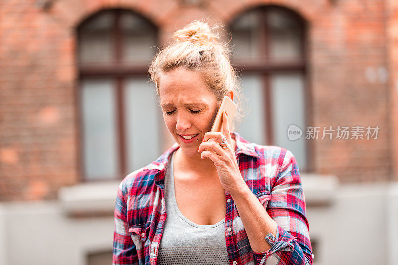 一个年轻女子正在打手机