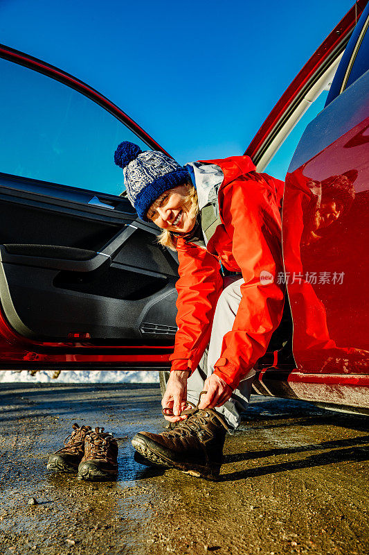 准备在苏格兰高地雪地徒步旅行的妇女