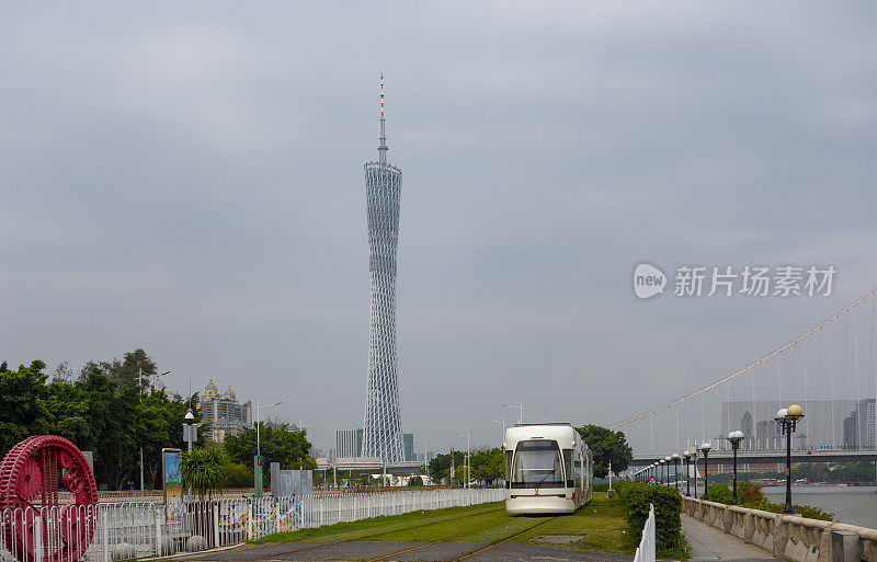 中国广州的地标建筑广州塔和观光列车