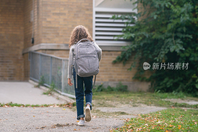 一个小学生走进学校