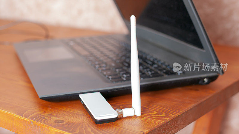 信号放大wifi路由器，带天线高速上网的笔记本电脑