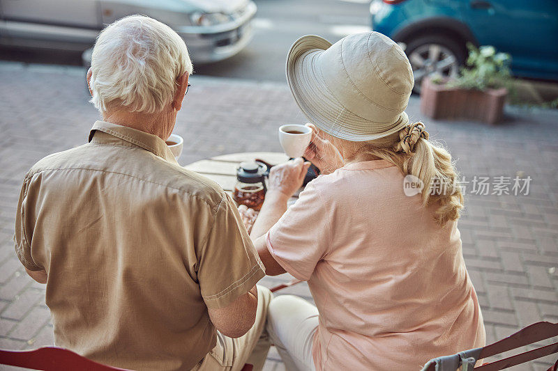 白种老年夫妇在户外喝茶