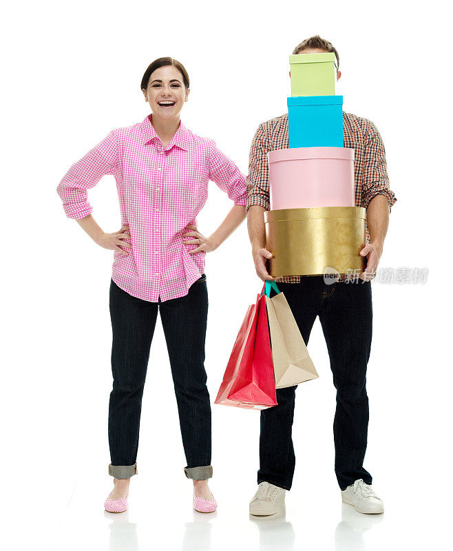 白人男性购物狂穿着衬衫，拿着购物袋站在白色背景前