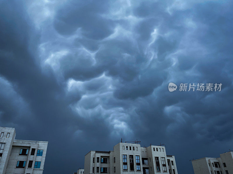 以暴风云为背景