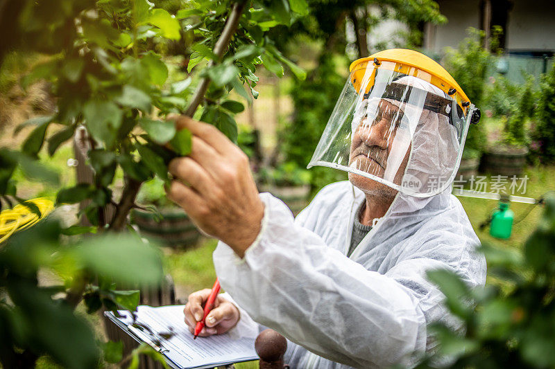 农民控制水果的产量，并写入对进一步维护工作有用的数据