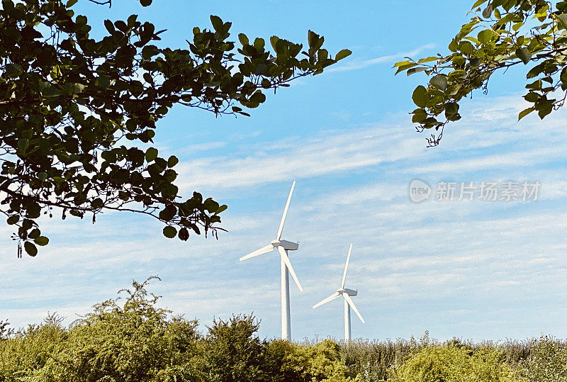 风车矗立在哥本哈根郊外的一个公园里