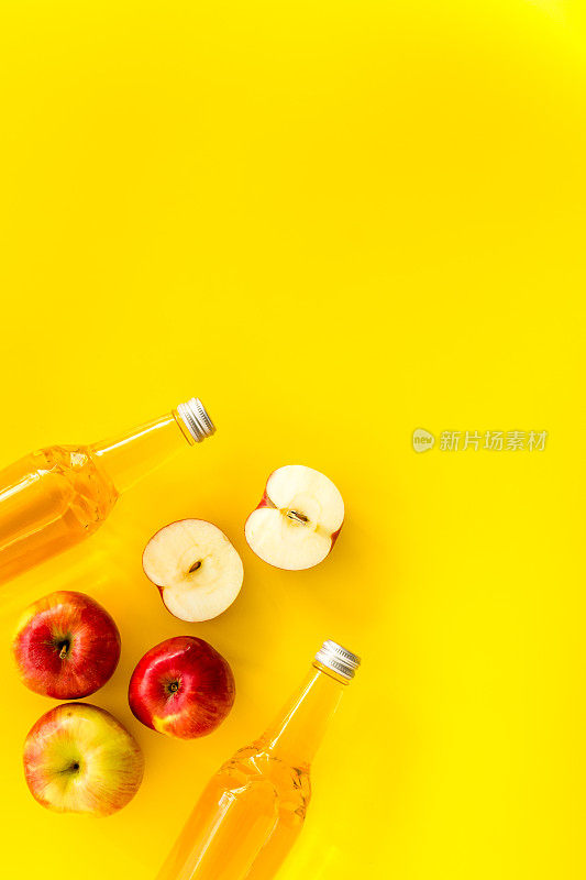 黄色书桌上的苹果醋瓶自上而下的文字空间