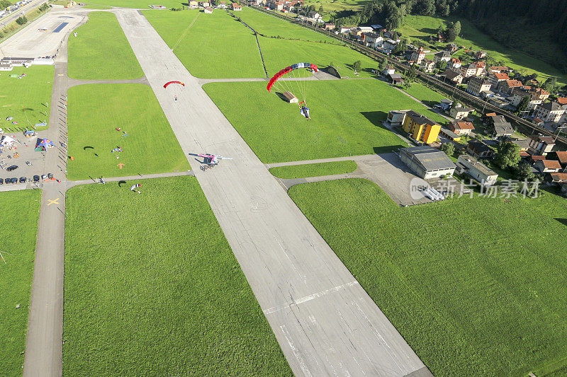 滑翔伞在瑞士阿尔卑斯山上空翱翔