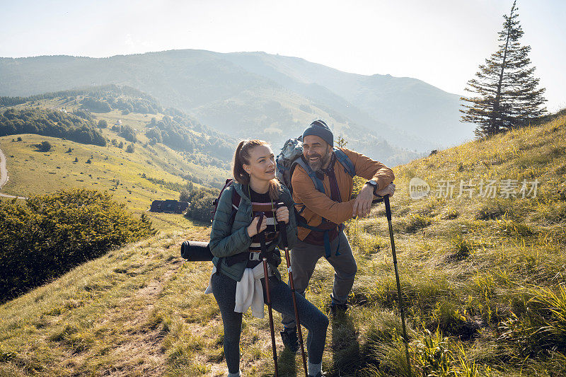 一对年轻夫妇在山里徒步旅行