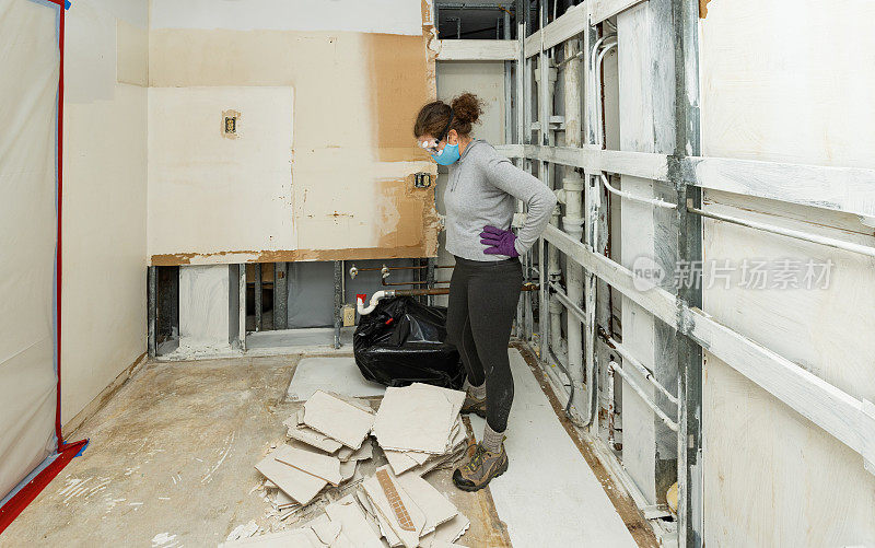 30多岁的白人妇女在DIY家居装修