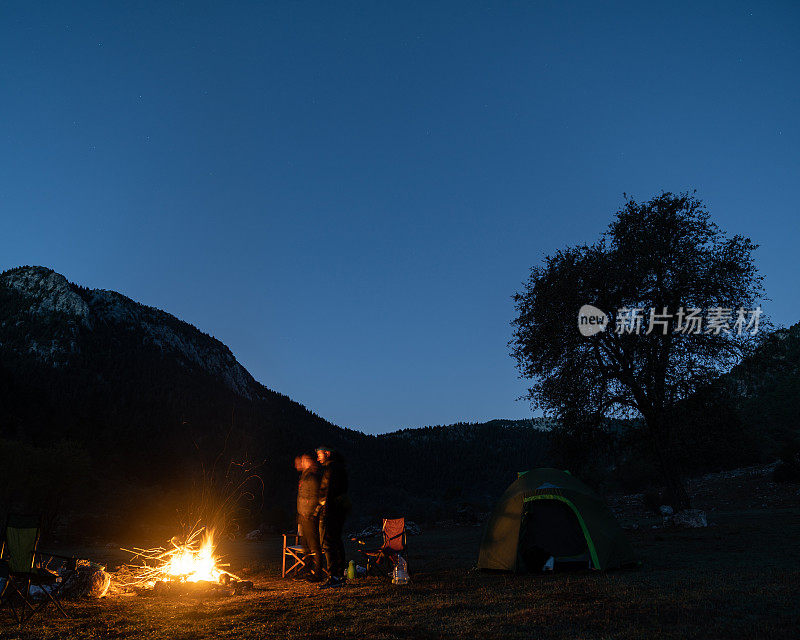 朋友们在大自然星空下露营