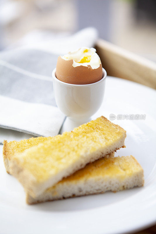 白盘子上的煮鸡蛋和士兵