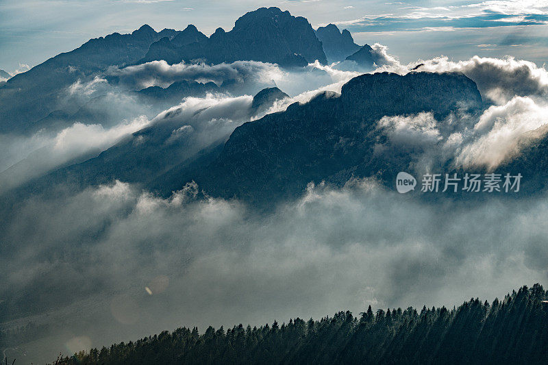 从芒加特山看Montaž和Viš，意大利阿尔卑斯山，Primorska，朱利安阿尔卑斯山，斯洛文尼亚，欧洲山脉的山脊和山峰的层层剪影