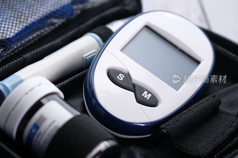 仔细观察桌子上袋子里的糖尿病测量工具