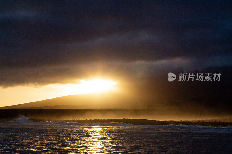 美丽的日落在热带海上