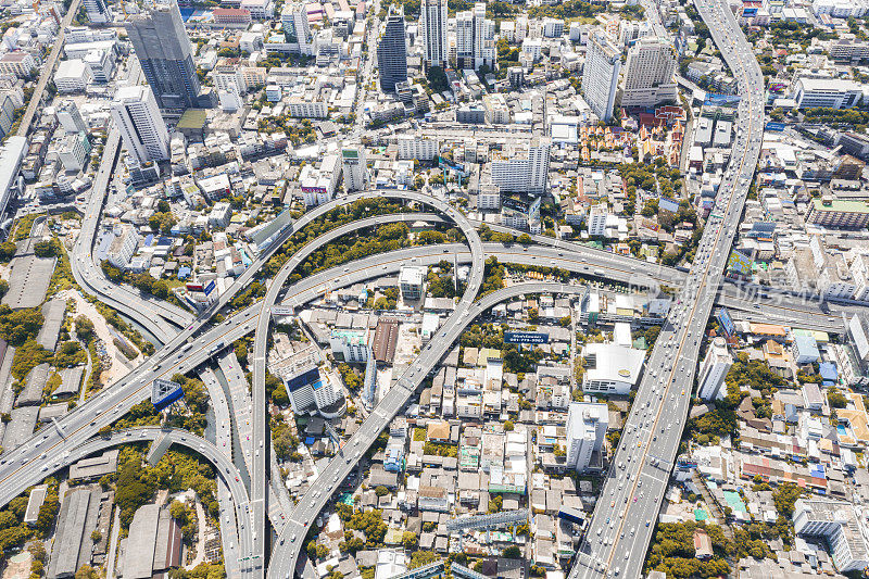 无人机鸟瞰泰国首都曼谷的高速公路和立交桥交叉口道路的建筑结构和交通概念