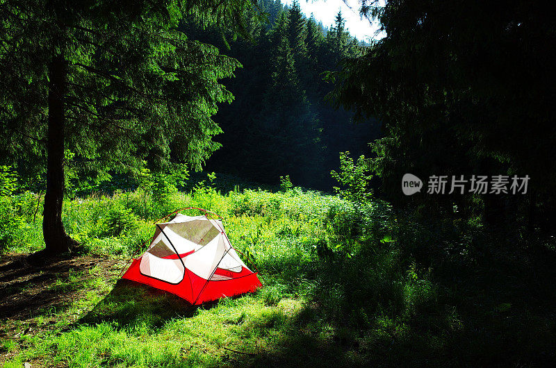 山间草地上的游客帐篷