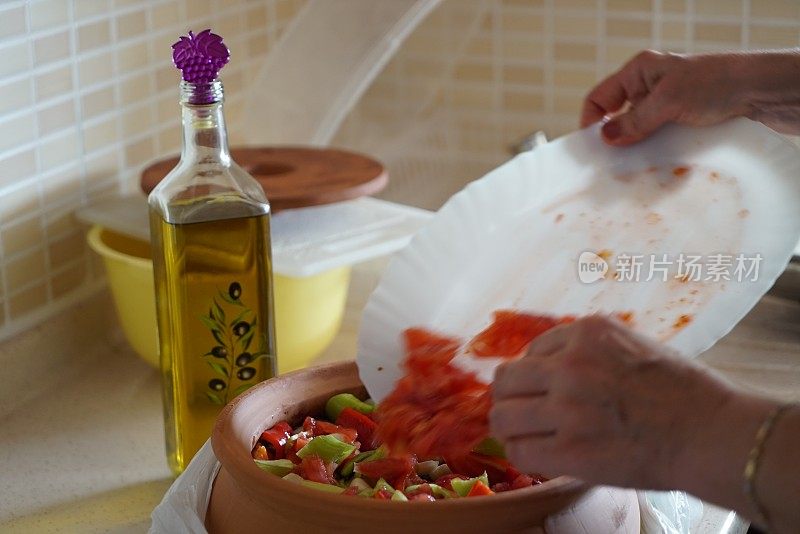 一个老女人的手和传统土耳其食物与橄榄油的特写