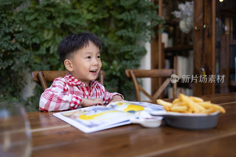 小男孩读