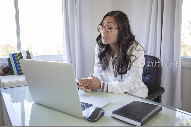 亚洲女医生在远程医疗视频呼叫