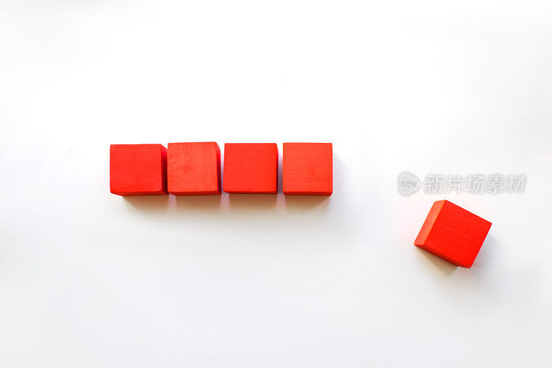 五个红色方块在加载杆。目标规划的经营理念。副本的空间。加载时间或过程概念。