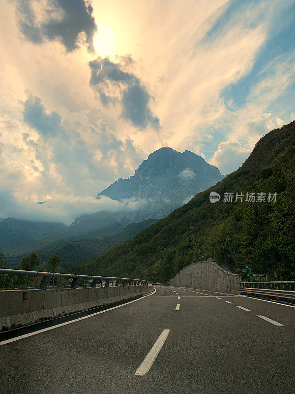 公路全景山在路上