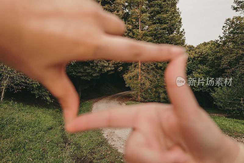 用手指取景，拍出完美的照片