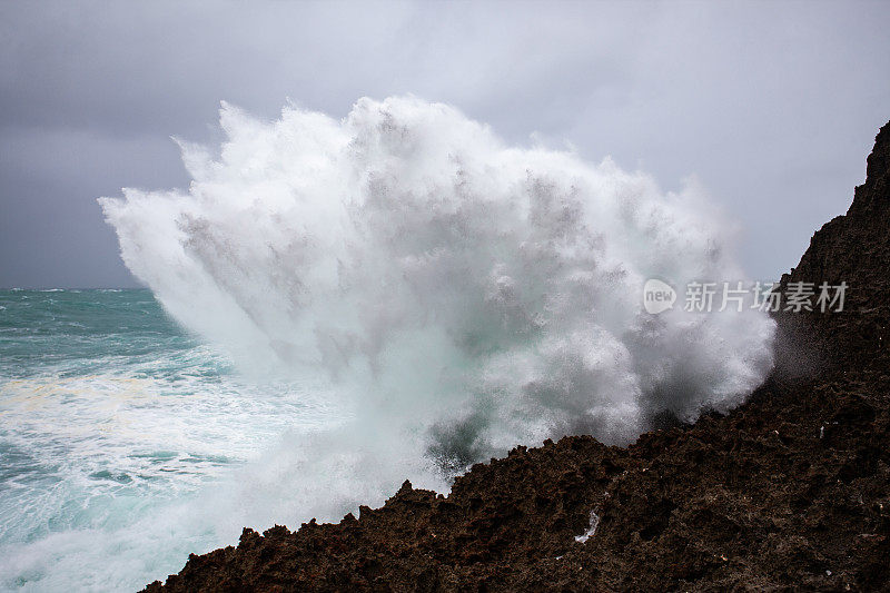 台风海浪冲毁悬崖
