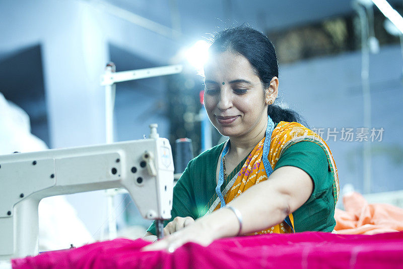 在生产线上的印度纺织女工