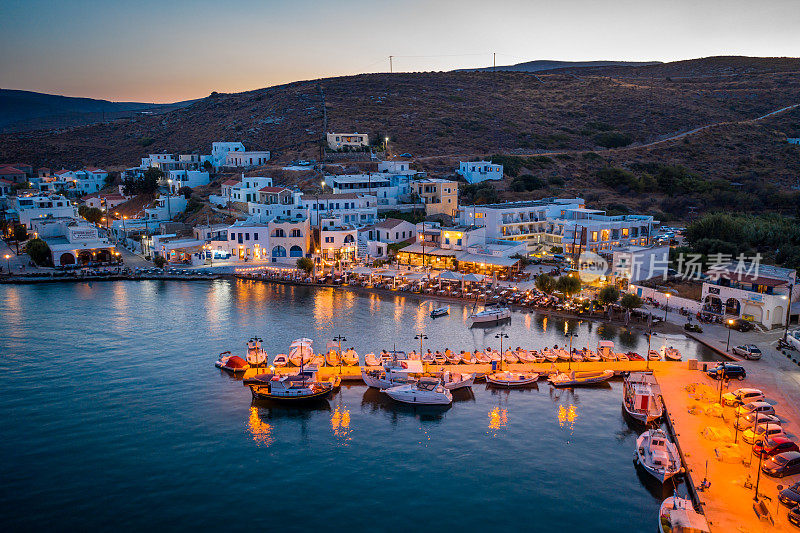基思诺斯岛，镇，乔拉，梅里哈斯，科洛纳和卢特拉在基克拉迪斯，爱琴海黄昏的空中全景照片