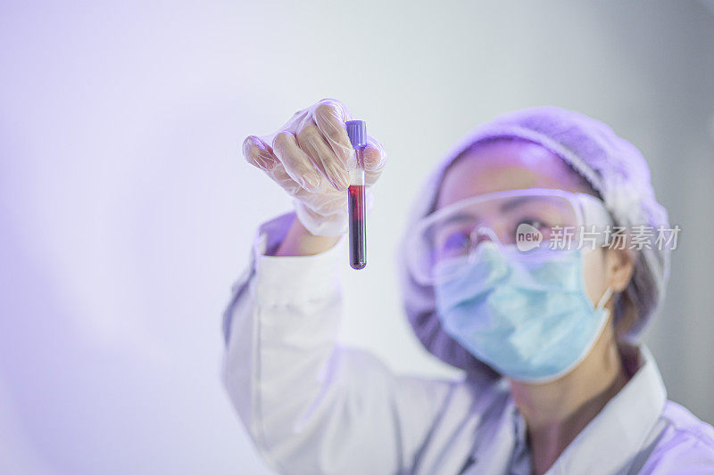 亚洲华人女医生拿着血样检查结果。Covid-19测试。疫情