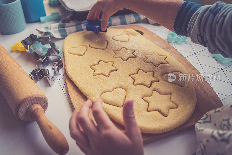 用饼干切割机制作心形和星形饼干