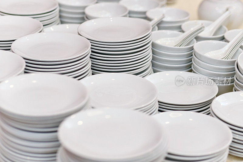 一堆盘子和碗